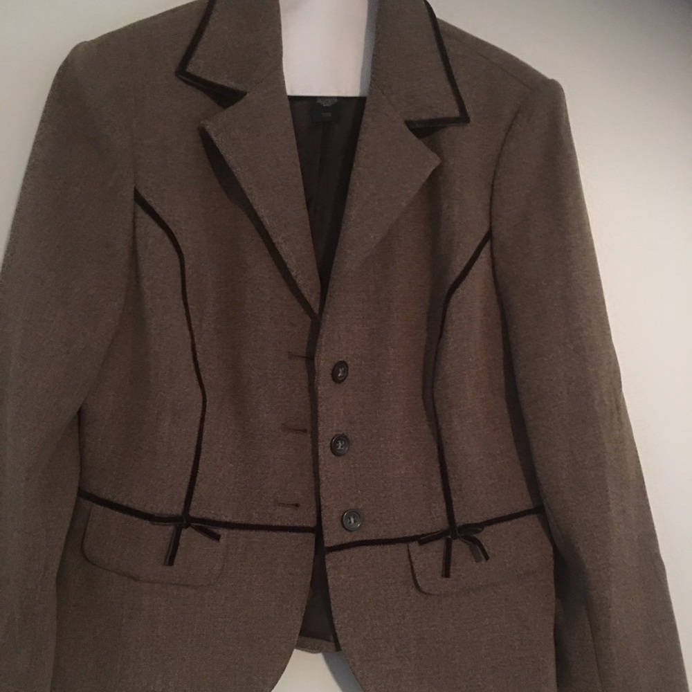 Adorable brown jacket with velvet detailing